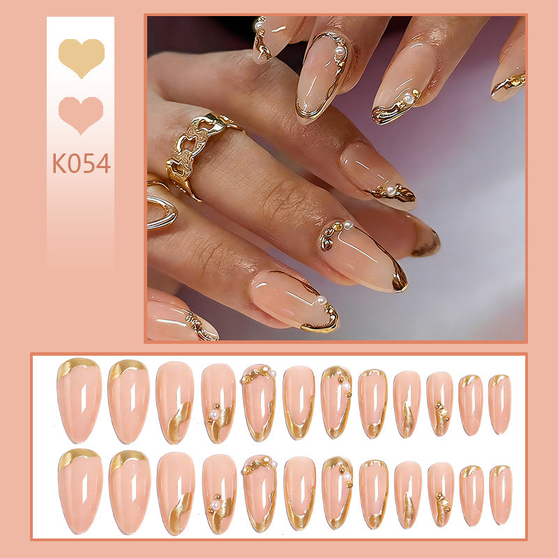 Elegante Kunstnägel mit goldenen Akzenten Karnz