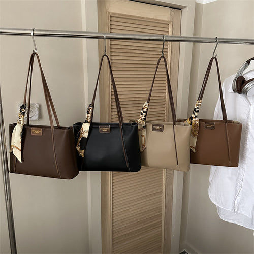 Elegante Leder Tragetasche mit dekorativem Schal