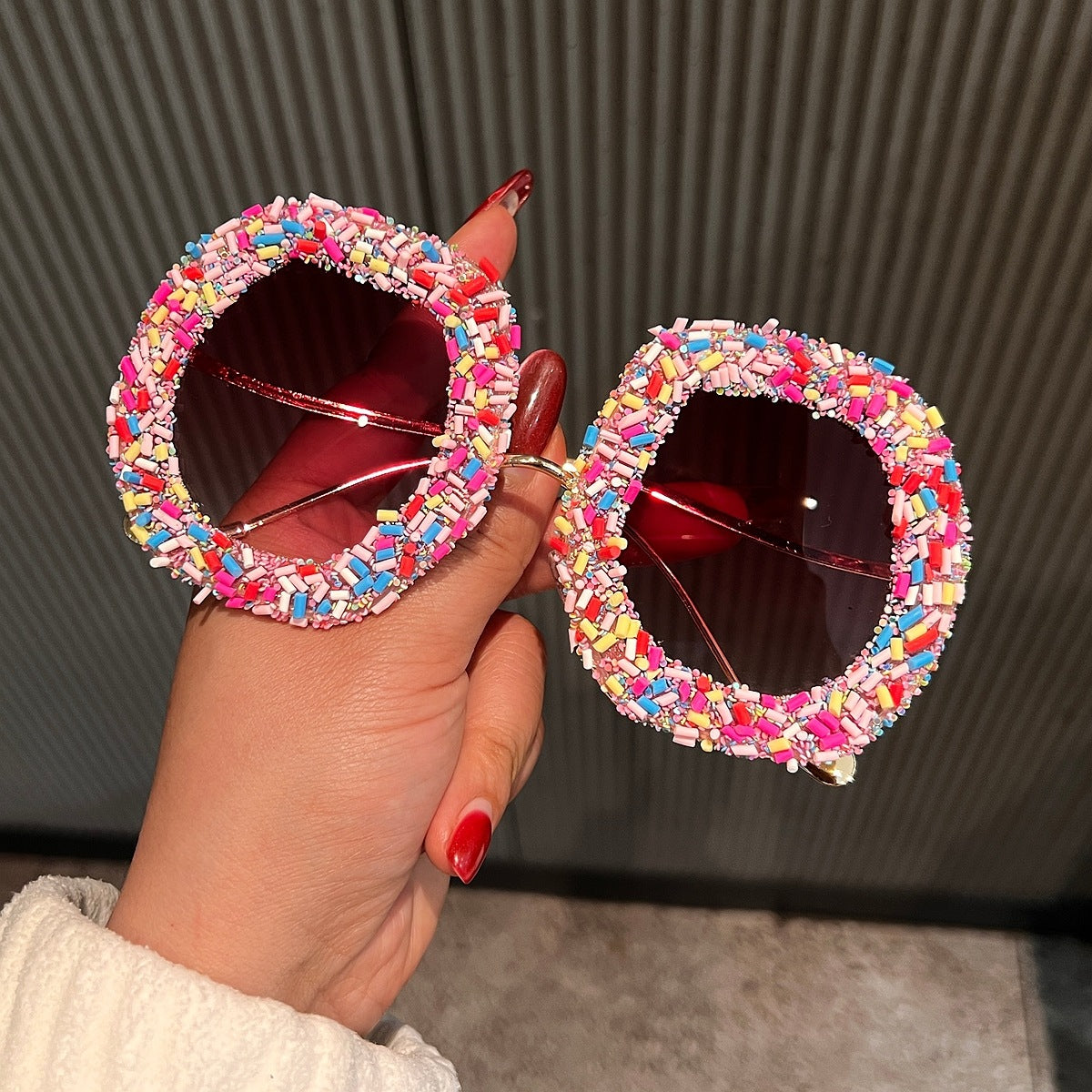 Damen Fashion-Sonnenbrille mit kreativen Strukturen und bunten Akzenten Karnz