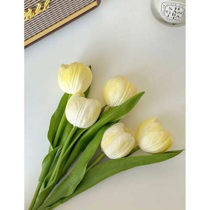 Dekorativer realistischer Tulpenstrauß