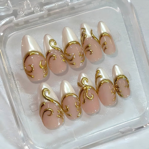 Elegantes Kunstnagelset mit filigranen Goldakzenten Karnz