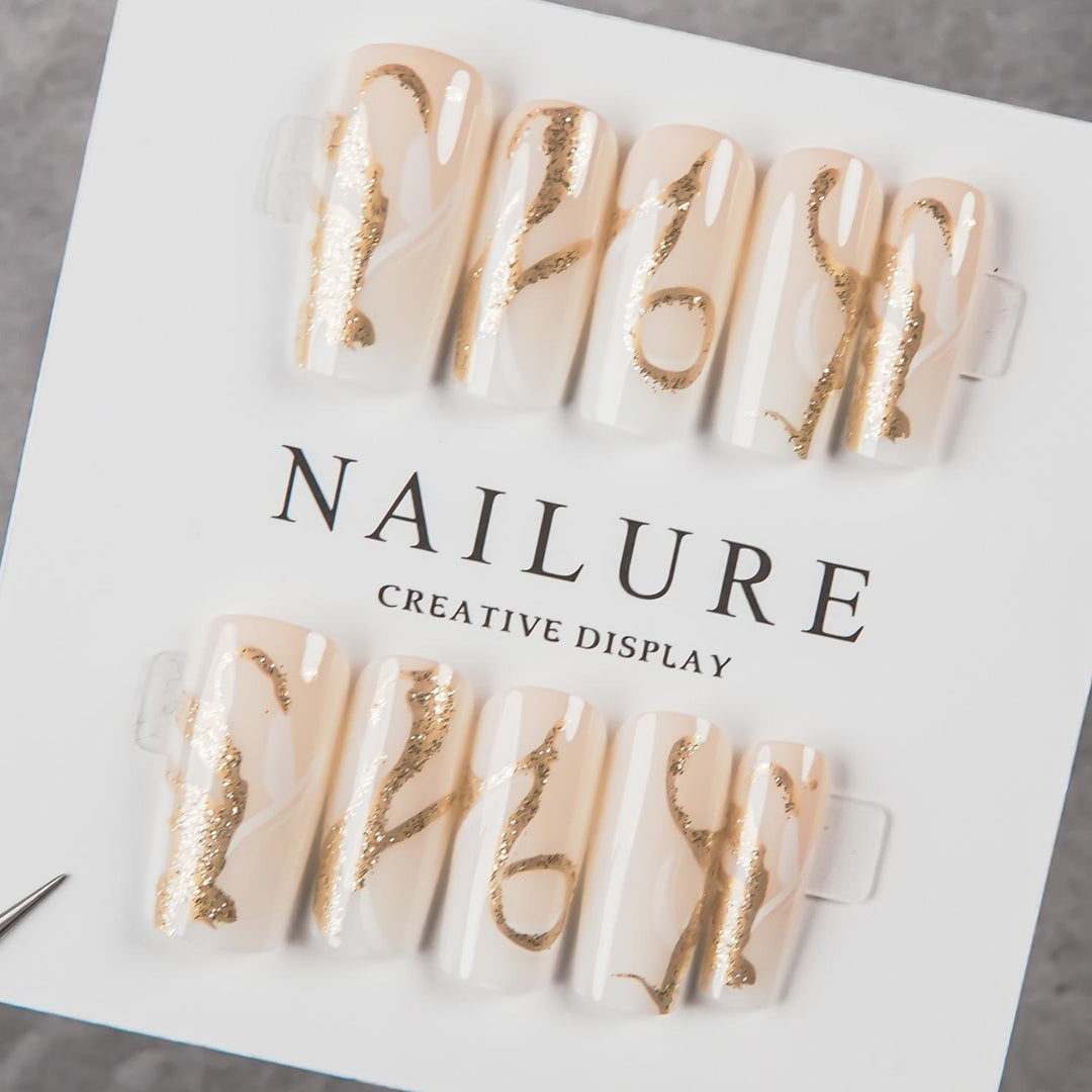 Dekoratives Press-On Nagelkunst-Set mit goldenen Akzenten