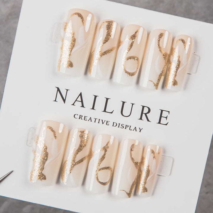 Dekoratives Press-On Nagelkunst-Set mit goldenen Akzenten