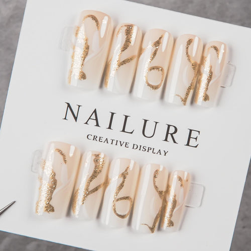 Dekoratives Press-On Nagelkunst-Set mit goldenen Akzenten