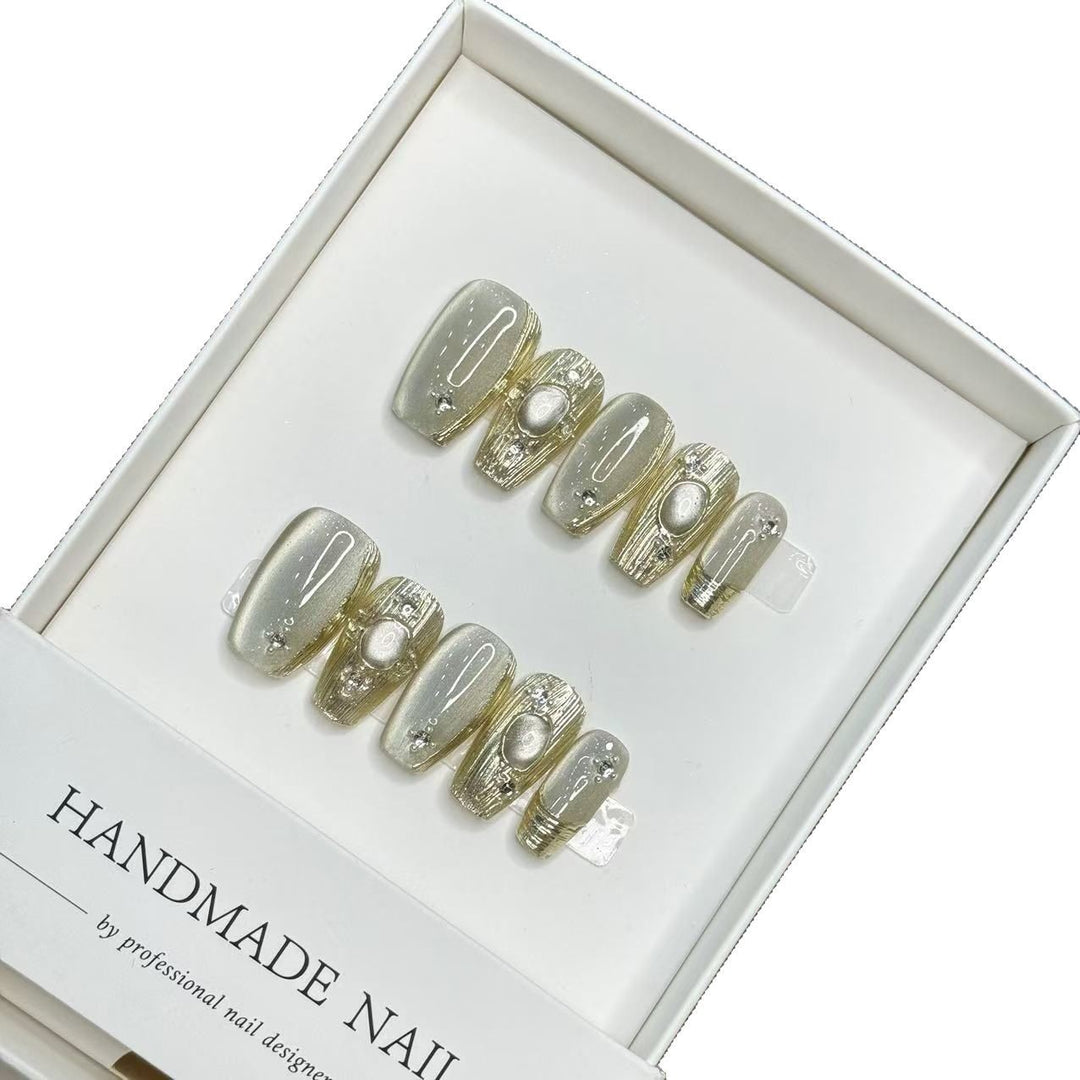 Handgefertigtes Künstlerisches Press-On Nagelset mit eleganten Perlenakzenten