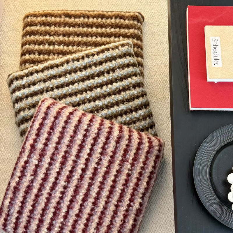 Gestricktes Dekokissen mit Wollmischung und Retro-Streifenstruktur