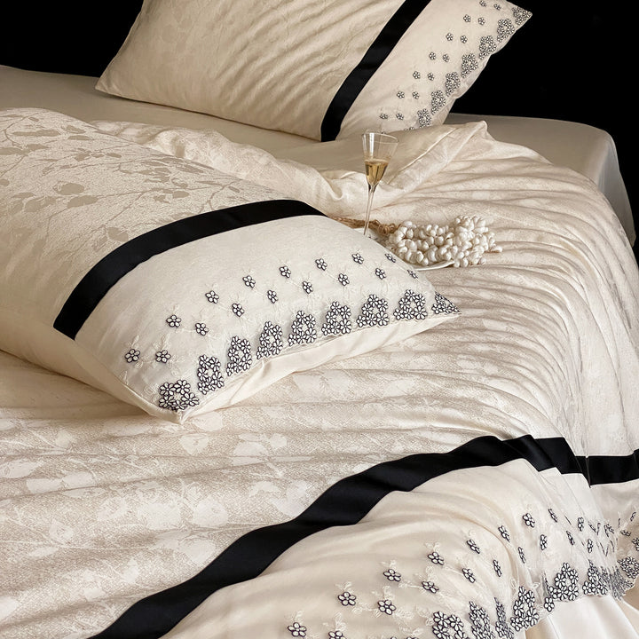 Jacquard-Satin-Bettbezugset mit besticktem Blumenrand und kontrastierendem Satinbandbesatz