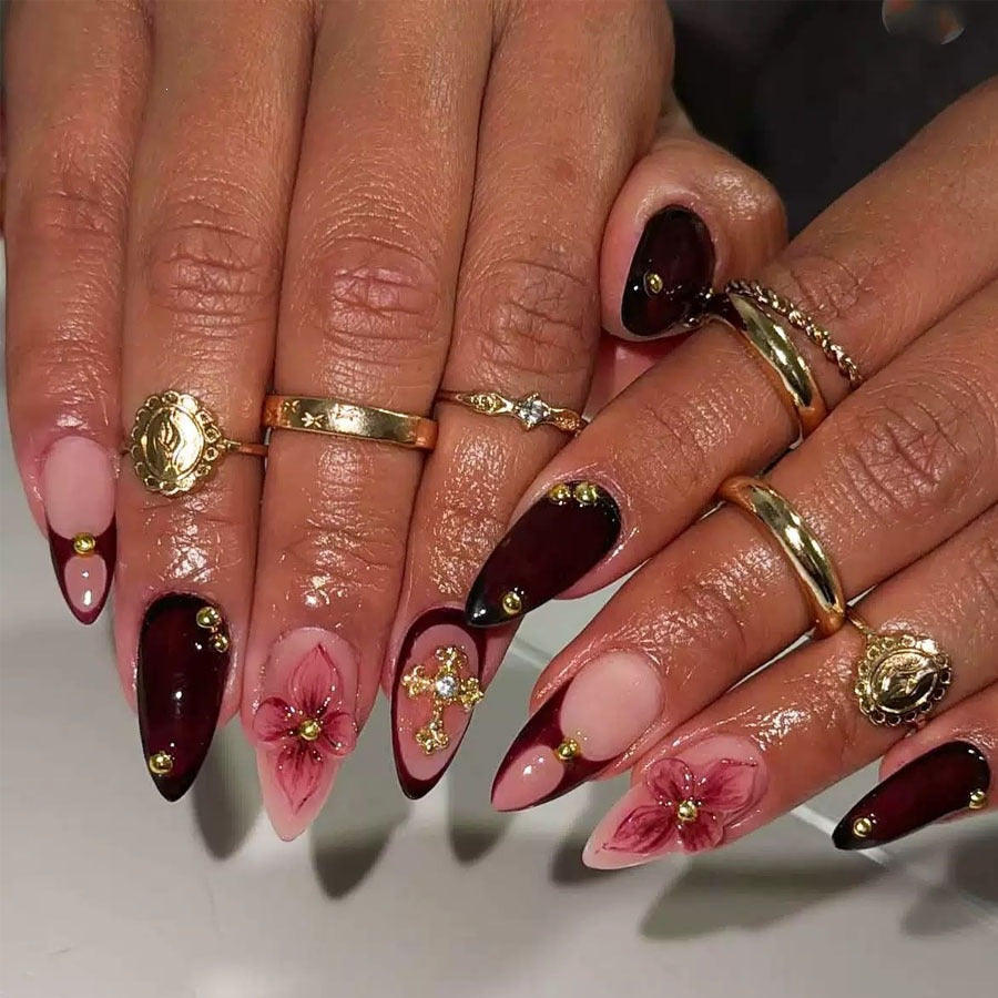 Kunstnagelset mit floralen Mustern und edlen Akzenten Karnz