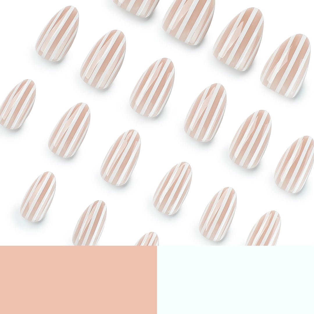 Stilvolle Nailart mit Eleganten Streifenmustern Karnz