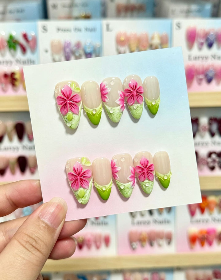 Künstlerisches Press-On-Nagel-Set mit floralen und grünen Akzenten