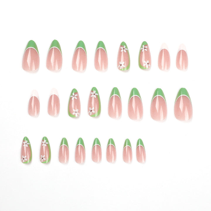 Kunstvolle Nagelkunst mit floralen Details Karnz