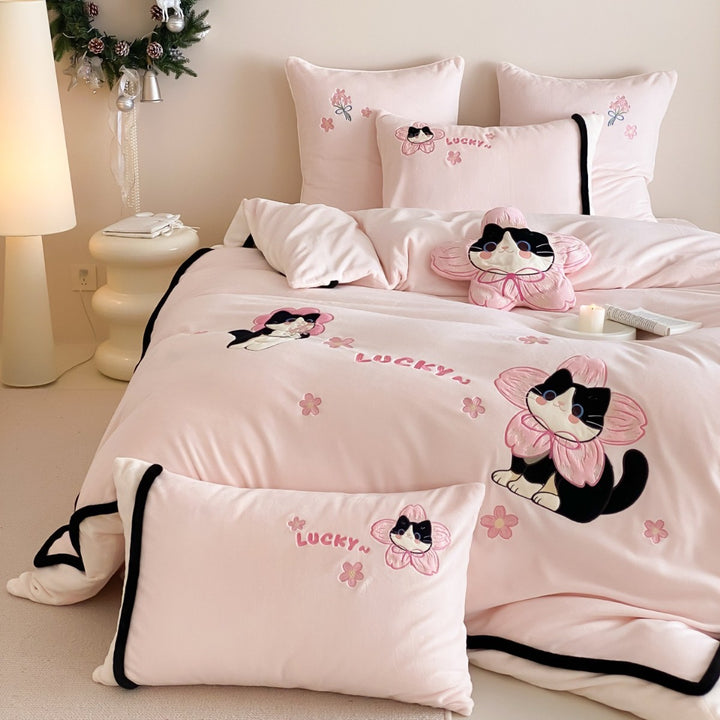 Bestickte Cartoon-Katze Baumwollsatin Bettbezug-Bettwäsche Set mit schwarzem Paspelier und dekorativen Kissenbezügen