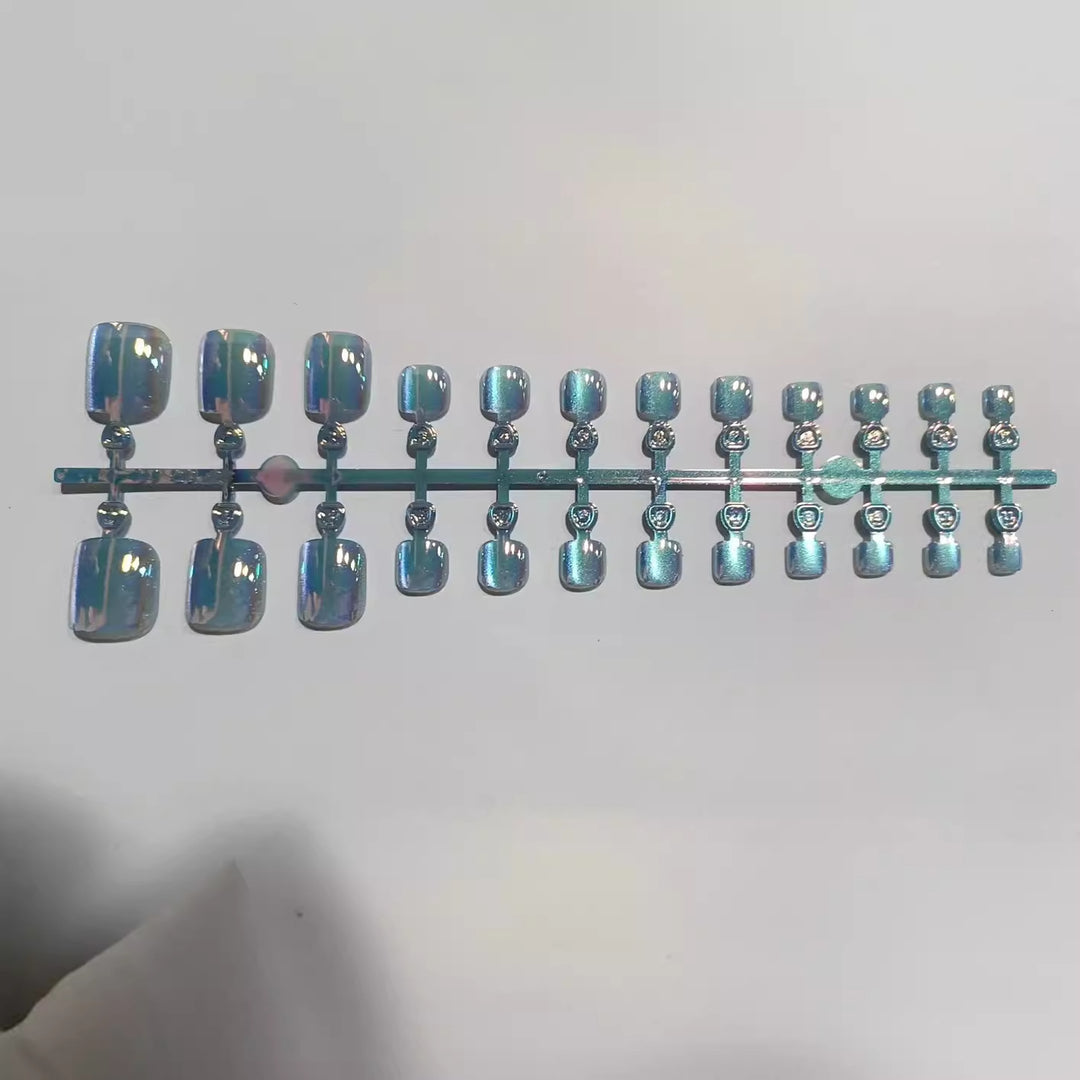 Künstlerisches Press-On-Nagelset mit irisierendem Finish Karnz