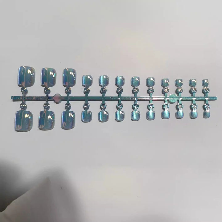 Künstlerisches Press-On-Nagelset mit irisierendem Finish Karnz