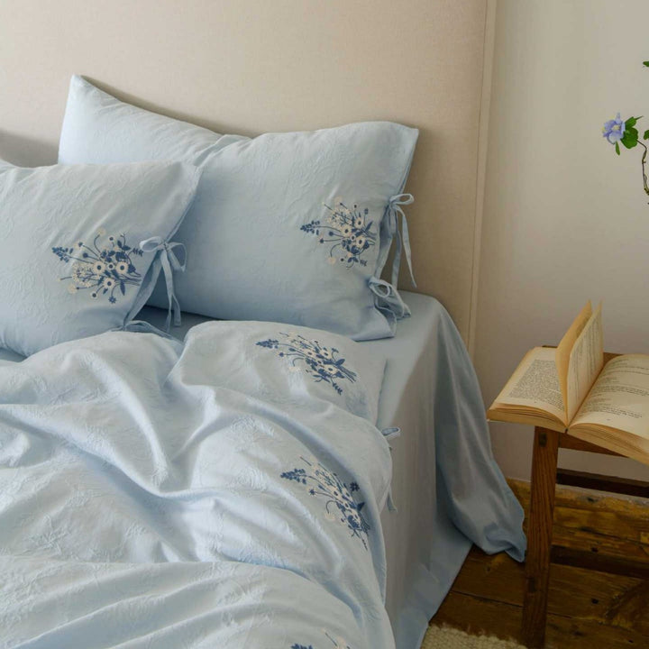 Besticktes Baumwoll-Leinen-Bettbezug-Set mit Bindeschlüssen und blauen floralen Motiven