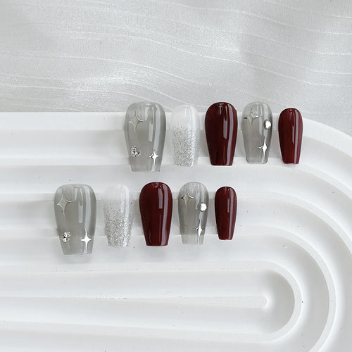 Elegantes Press-On Nagelset mit Glitzer und Strassakzenten