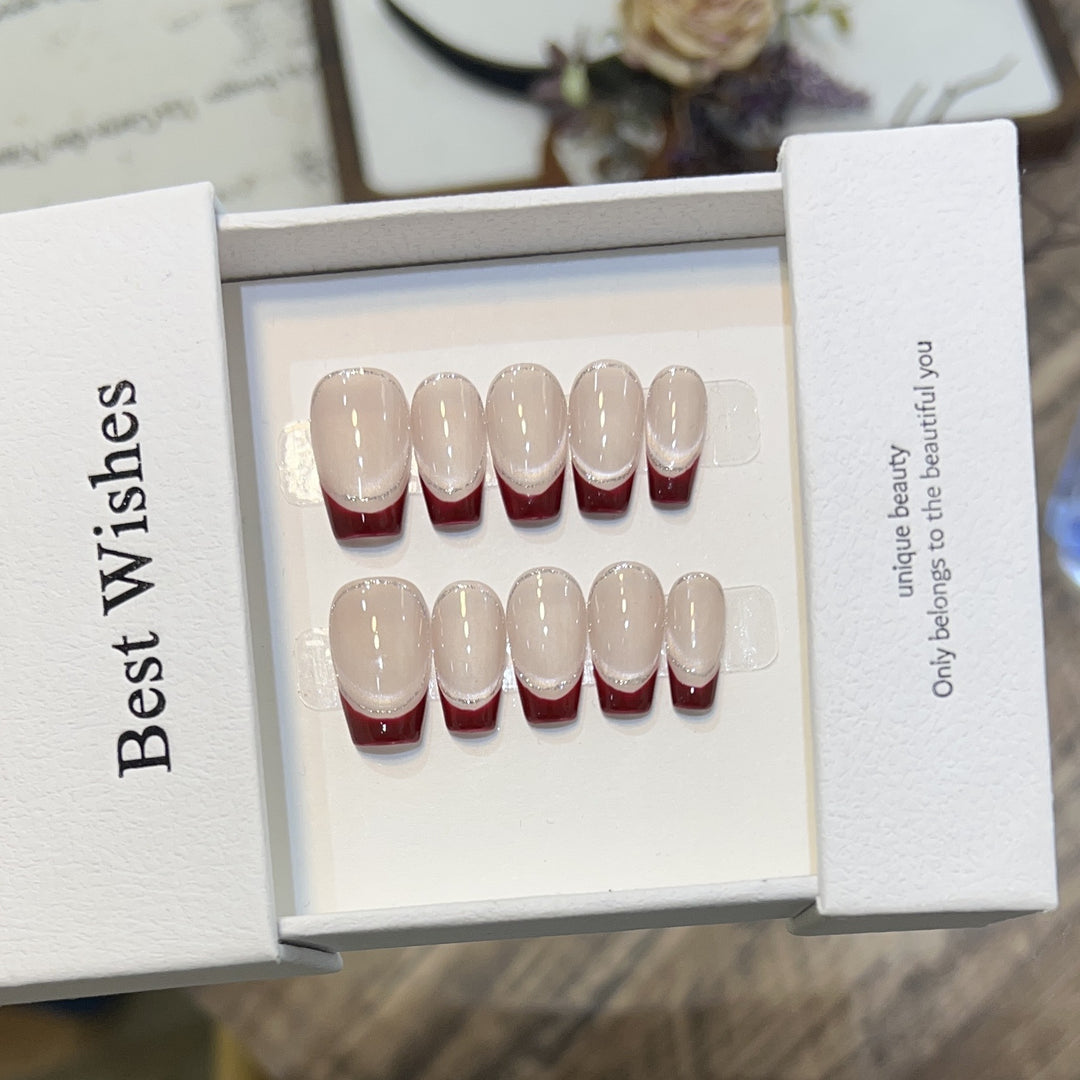 Künstlerisches Gel Press-On Nagelset mit eleganten französischen Spitzen Karnz