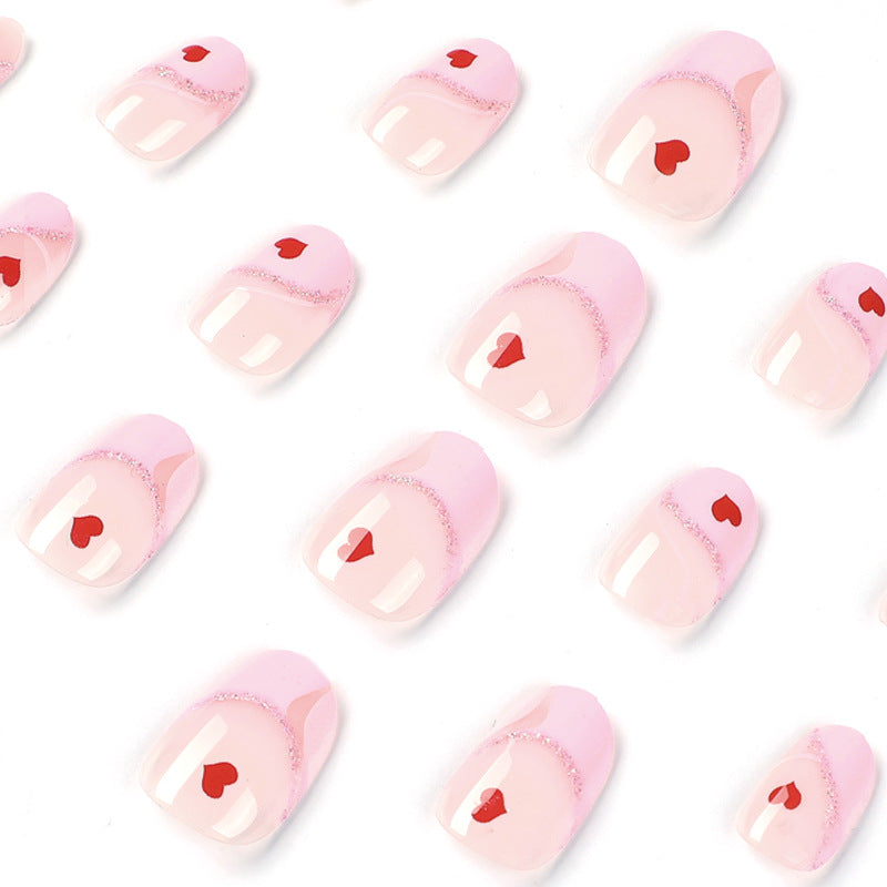 Kunstvolle Nagelverlängerungen mit Herzen-Motiv Karnz