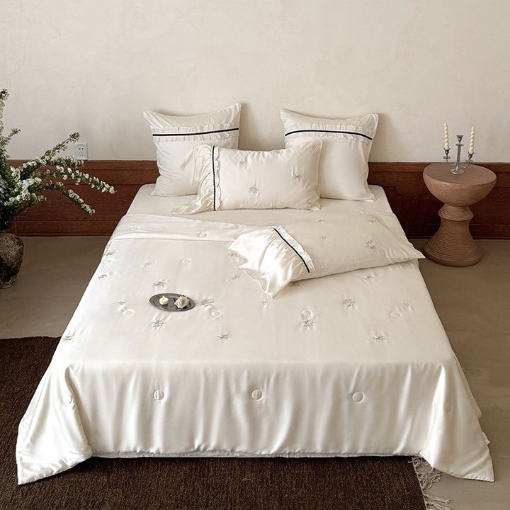 Exquisites Satin-Bettwäscheset mit floraler Stickerei, gerafften Kissenblenden und kontrastierender Paspel