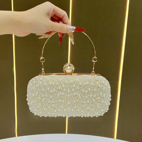 Dekorative Perlen-Clutch mit goldenen Akzenten