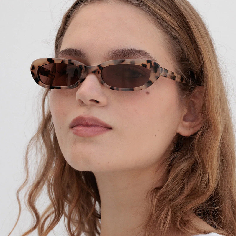 Damen modische Katzenaugen-Sonnenbrille mit transparentem Kunststoffrahmen und UV-Schutz Karnz