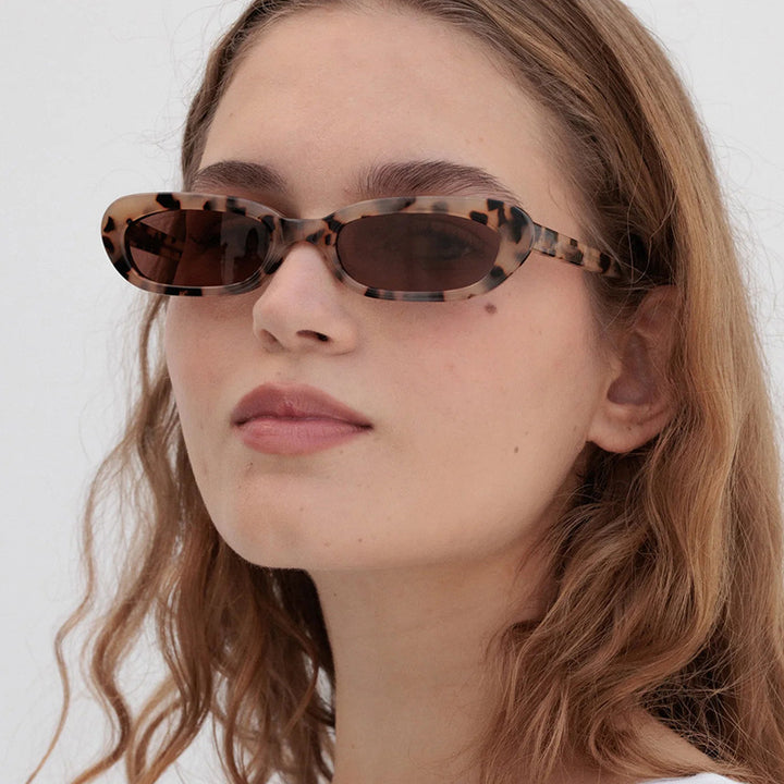 Damen modische Katzenaugen-Sonnenbrille mit transparentem Kunststoffrahmen und UV-Schutz Karnz
