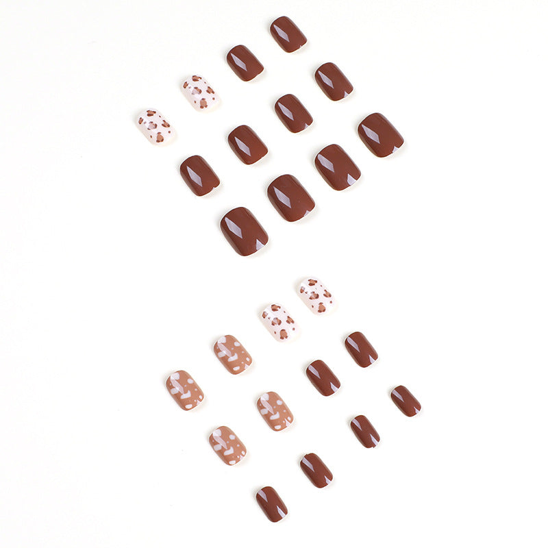 Kreative Nagelkunst mit geometrischen Akzenten Karnz
