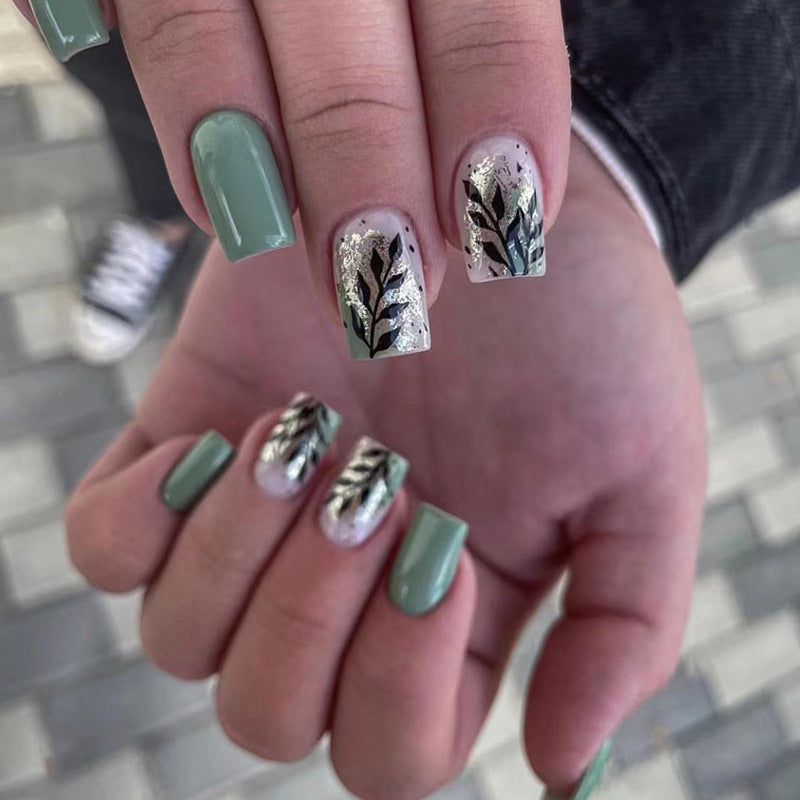 Kunstvolle Nagelverlängerungen mit elegantem Blattdesign Karnz