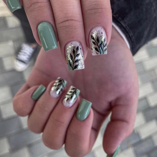 Kunstvolle Nagelverlängerungen mit elegantem Blattdesign Karnz
