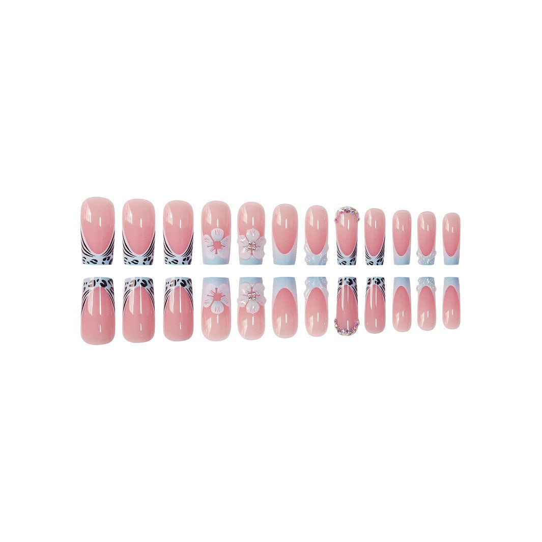 Dekoratives Floral Press-On Nagelkunst Set Karnz