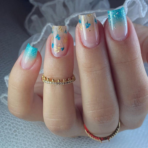 Kunstvolle Acryl-Nägel mit floralem Design und Glitzer Effekten Karnz