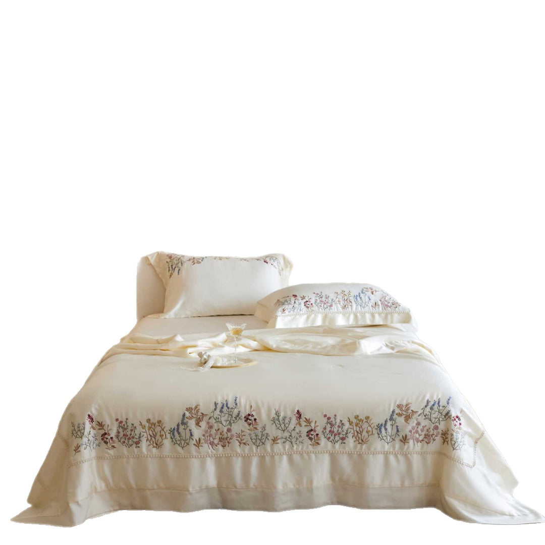 Exklusive Satin-Bettwäschegarnitur mit feiner Blumenstickerei und seidigem Finish