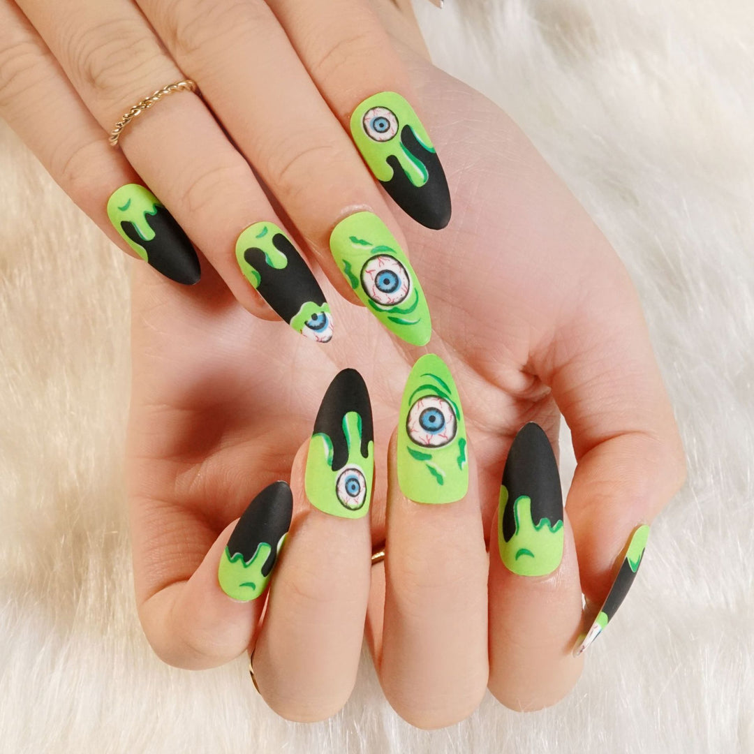 Kunstvolle Nagelverlängerungen mit kreativen Augen-Design Karnz