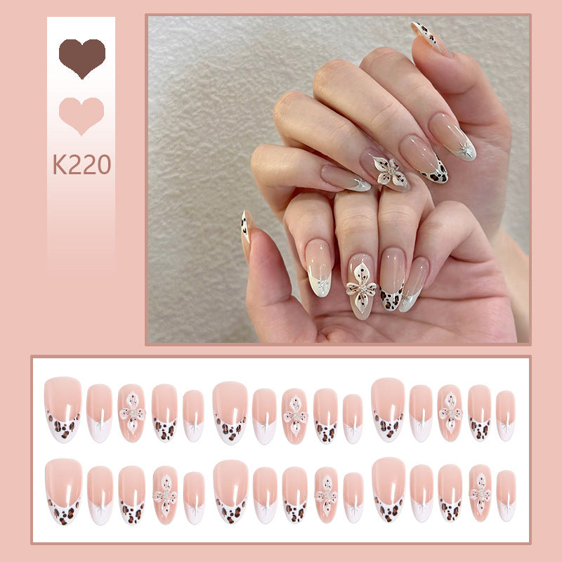 Kunstnagel Set mit einzigartigen Blumendekoren und elegantem Design Karnz