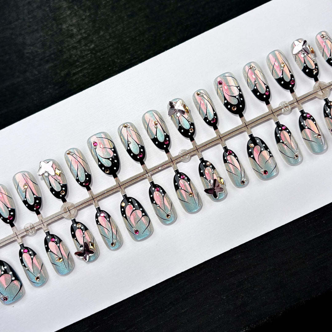 Künstlerisches Press-On-Nagelset mit floralen Designs