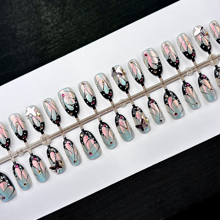 Künstlerisches Press-On-Nagelset mit floralen Designs