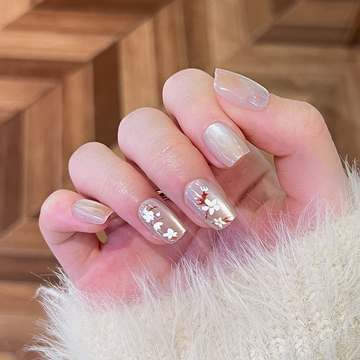 Künstliche Nagelkunst mit zeitlos floralem Design Karnz