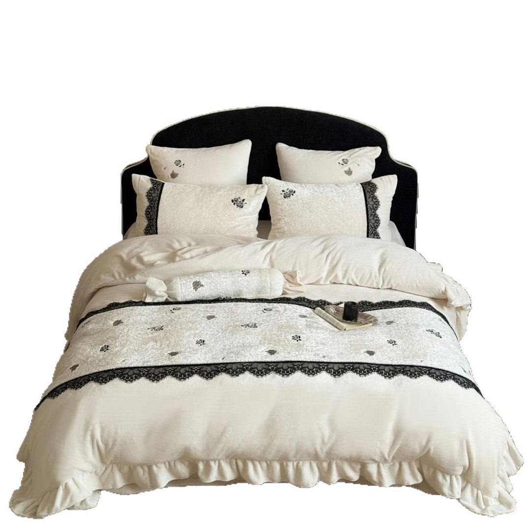 Bettwäsche-Garnitur aus Baumwollsatin- und Samtmix mit Spitzenbordüre & Volant Karnz