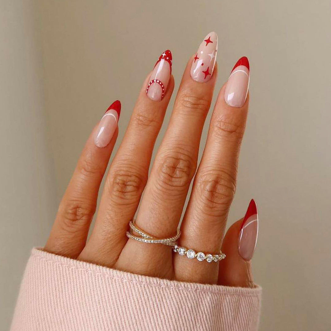 Kreatives Kunstnagelset mit glamourösen Akzenten und variierenden Designs Karnz
