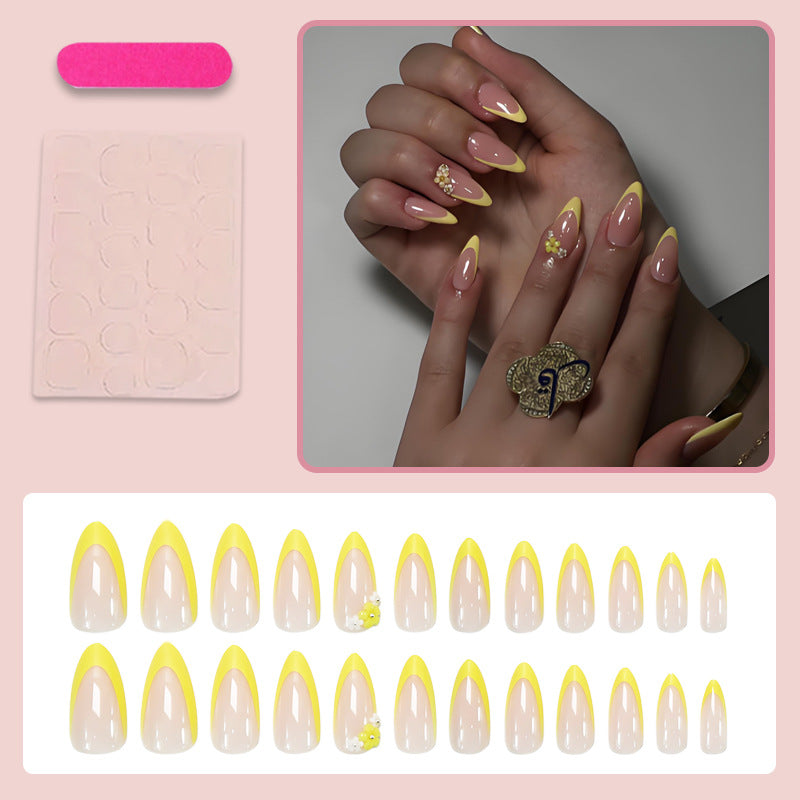 Kunstnagelset mit elegantem Farbverlauf und floralen Akzenten Karnz