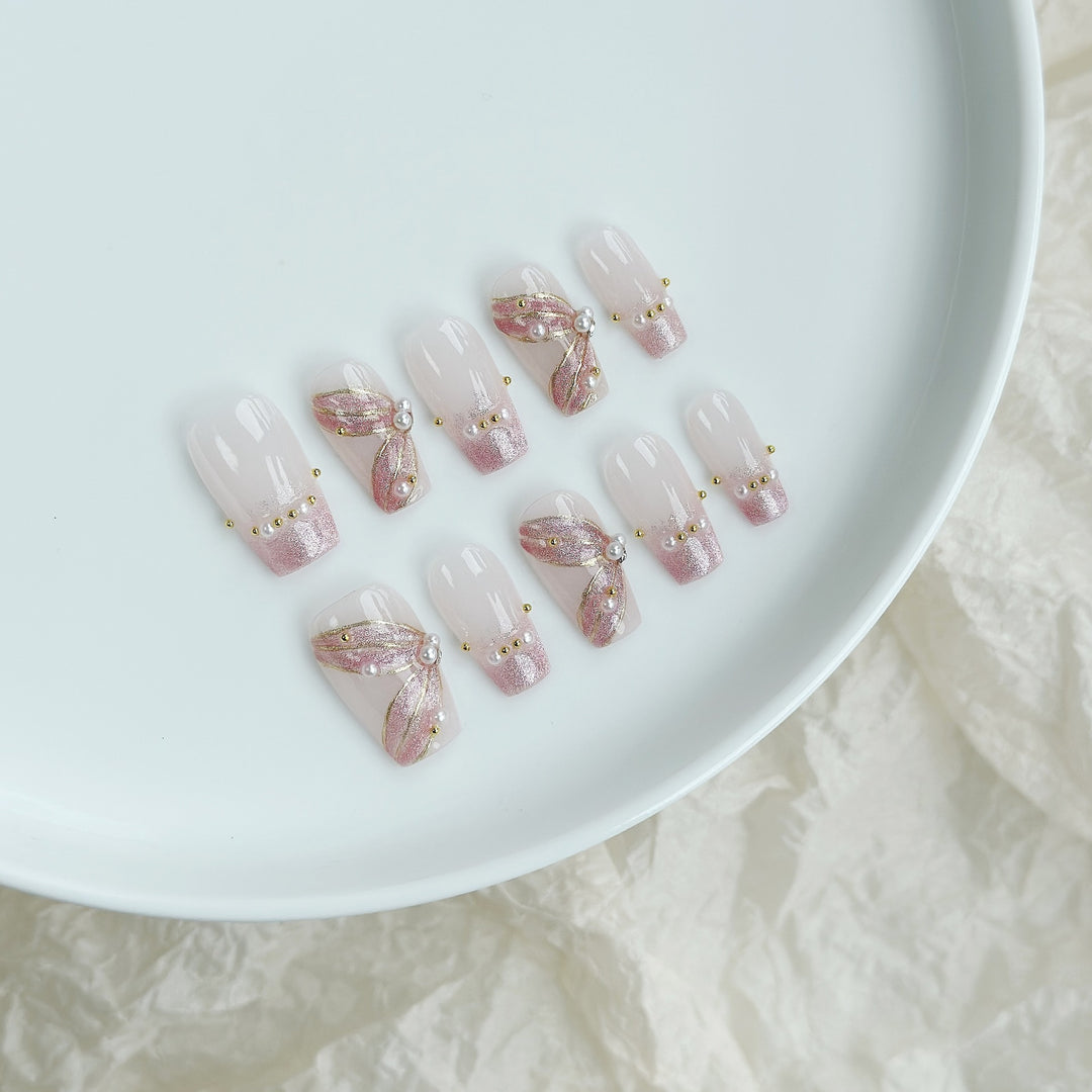 Elegantes Press-On Nagelkunst-Set mit Metallic-Goldakzenten