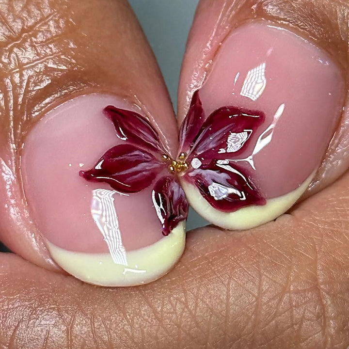 Kunstvolle Fingernägel mit Floralen Details Karnz
