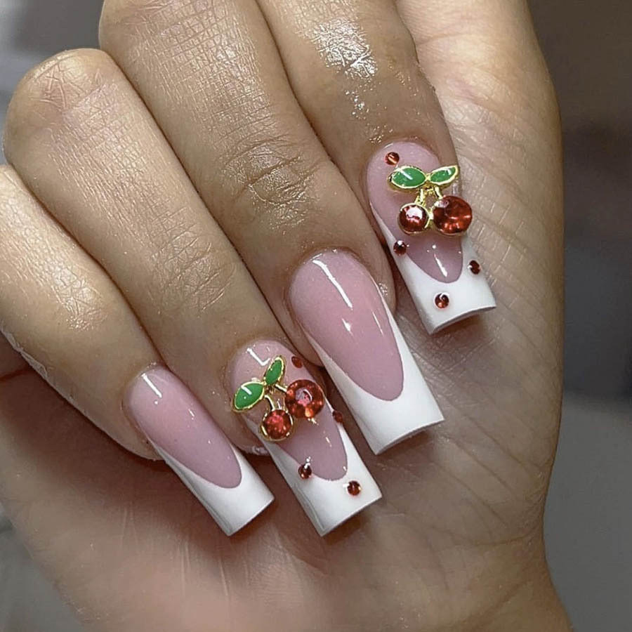 Kunstnagelset mit chicen Kirschmotiven und eleganter French-Spitze Karnz