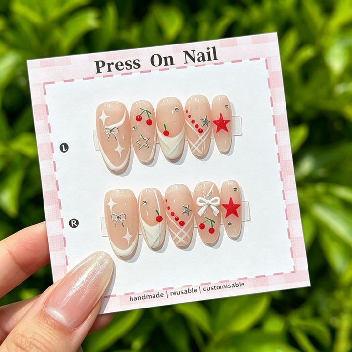 Wiederverwendbares Press-On Nagelkunstset mit floralen Akzenten