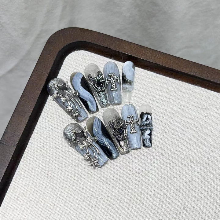 Glamouröses Press-On Nagelkunstset mit dekorativen metallischen Elementen Karnz