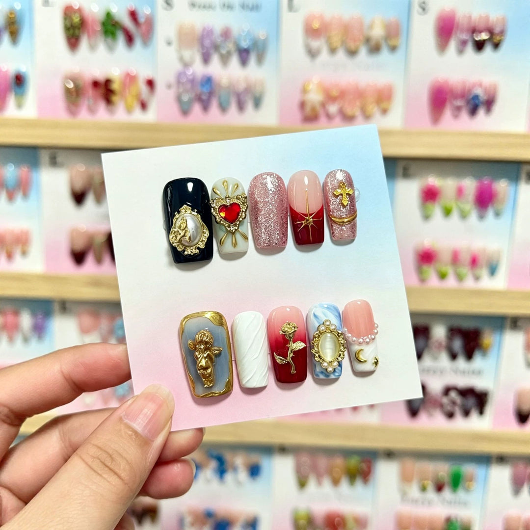 Kreatives Dekoratives Press-On Nagelset mit Charms und einzigartigen Designs