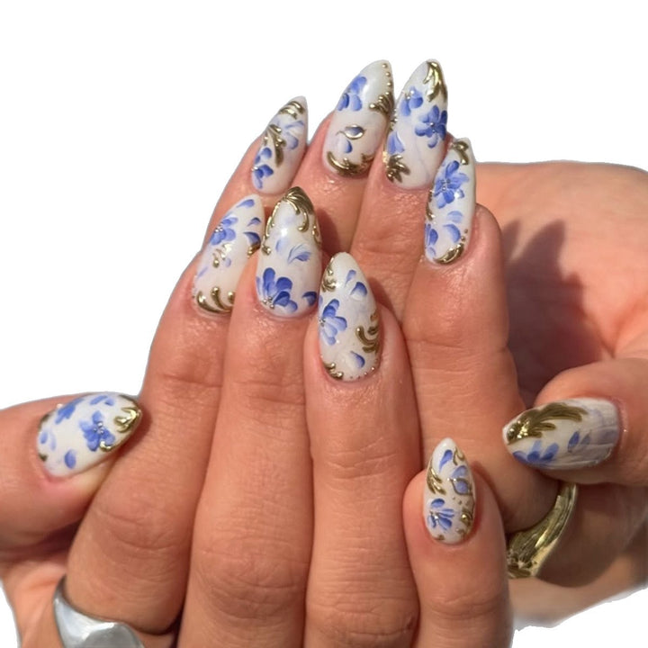Kunstfingernägel mit Exquisiten Floral- und Goldakzenten Karnz