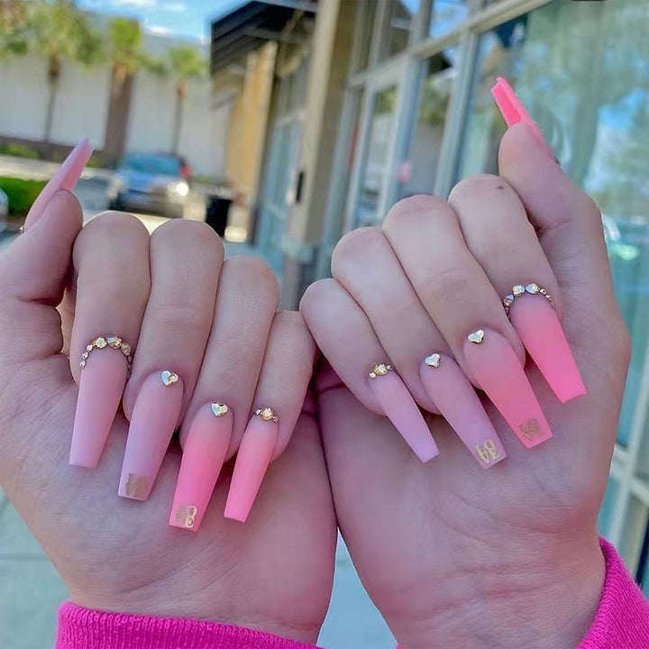 Kunstnagelset mit bezaubernden Herz-Details Karnz