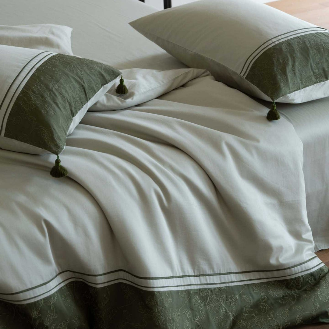 Luxuriöses Baumwollsatin Bettwäsche-Set mit Zierbordüren und Dekokissen