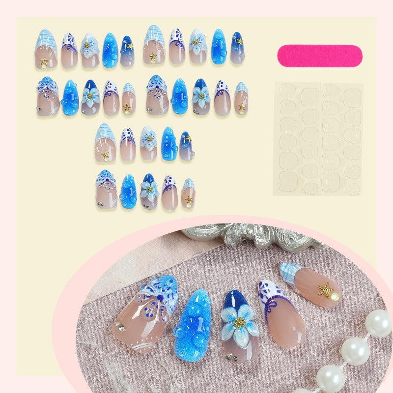 Kunstnagelset mit maritimen Designs und floralen Akzenten Karnz